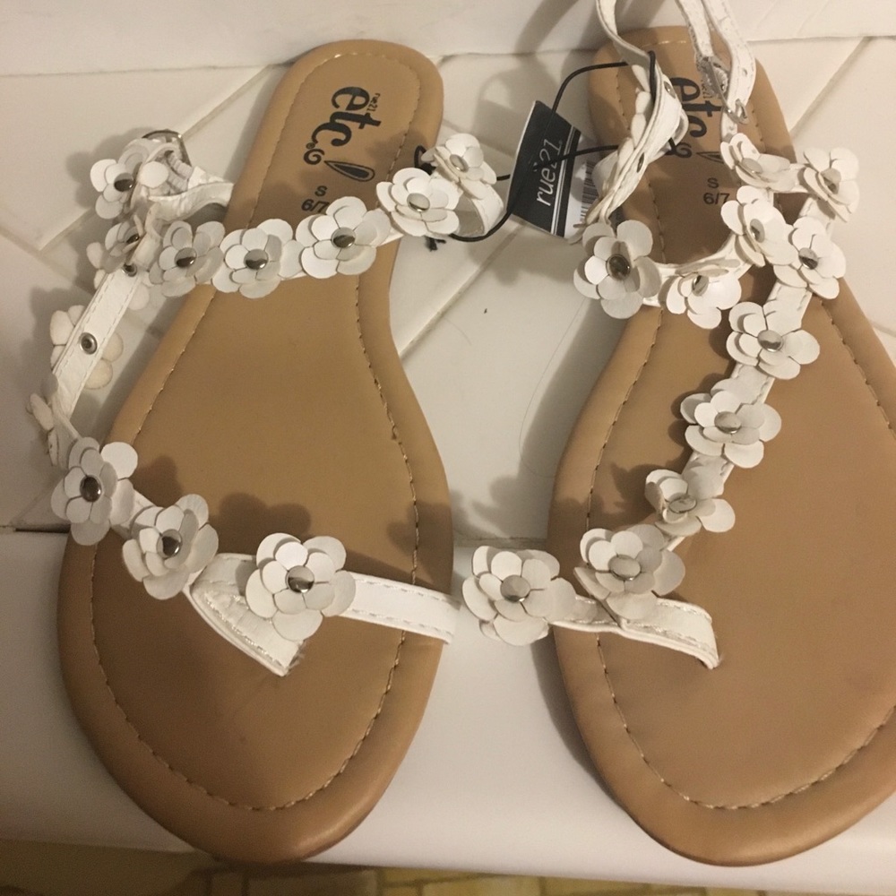 NWT Rue 21 Sandals Size6/7.